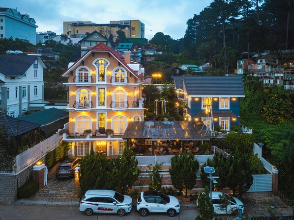A large, multi-story building with a prominent entrance and a balcony. - LACLE DALAT (Xuan Huong - Da Lat)
