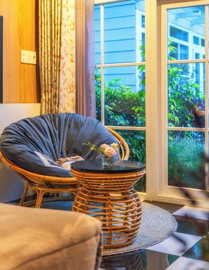 Deluxe faház, kilátással a kertre | Nappalirész