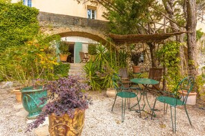 Outdoor dining - Apartment 'Gîte De Charme' with Mountain View, Wi-Fi and Air Conditioning (Belgentier)
