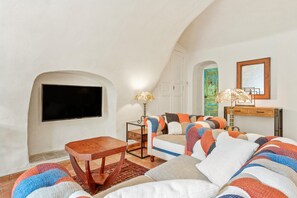 TV - Apartment 'Gîte De Charme' with Mountain View, Wi-Fi and Air Conditioning (Belgentier)