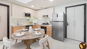 Wasserkocher mit Kaffee-/Teezubehör, Kühlschrank, Mikrowelle, Ofen