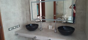 Sèche-cheveux, serviettes fournies, savon, shampoing