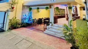 A two-story building with a balcony, a covered entrance, and potted plants. - SCARLET'S INN (Kochi)