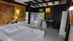 Een hotelkamer met een bed, een bureau, een stoel, een lamp en een raam.
