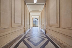 Unclassified image, 4 of 18, button - Luxurious airconditioned apartment Arc de Triomphe (Paris)