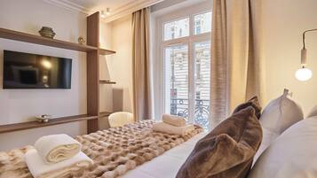 2 slaapkamers, een bureau, een strijkplank/strijkijzer, reisbedje