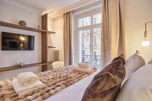 2 slaapkamers, een bureau, een strijkplank/strijkijzer, reisbedje