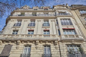 Unclassified image, 3 of 18, button - Luxurious airconditioned apartment Arc de Triomphe (Paris)