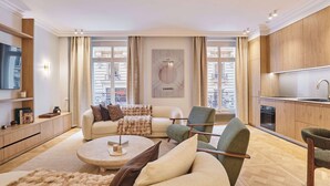Living area - Luxurious airconditioned apartment Arc de Triomphe (Paris)