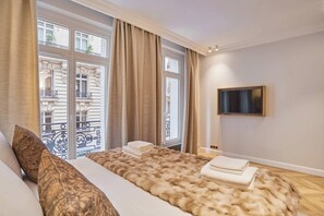 Unclassified image, 5 of 18, button - Luxurious airconditioned apartment Arc de Triomphe (Paris)