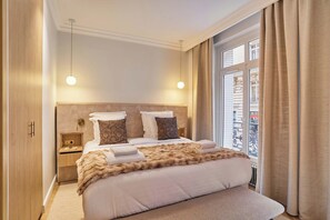 2 bedrooms, desk, iron/ironing board, travel cot - Luxurious airconditioned apartment Arc de Triomphe (Paris)