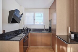 Coffee/tea maker, fridge, microwave, oven - Sublim Penthouse  Trocadero Tour Eiffel (Paris)