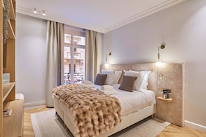 3 Schlafzimmer, Schreibtisch, Bügeleisen/Bügelbrett, Reisekinderbett