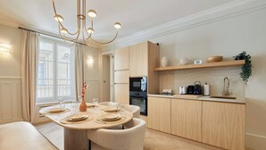 Dining - Luxurious AC Apartment Louvre Museum Saint Honoré (Paris)