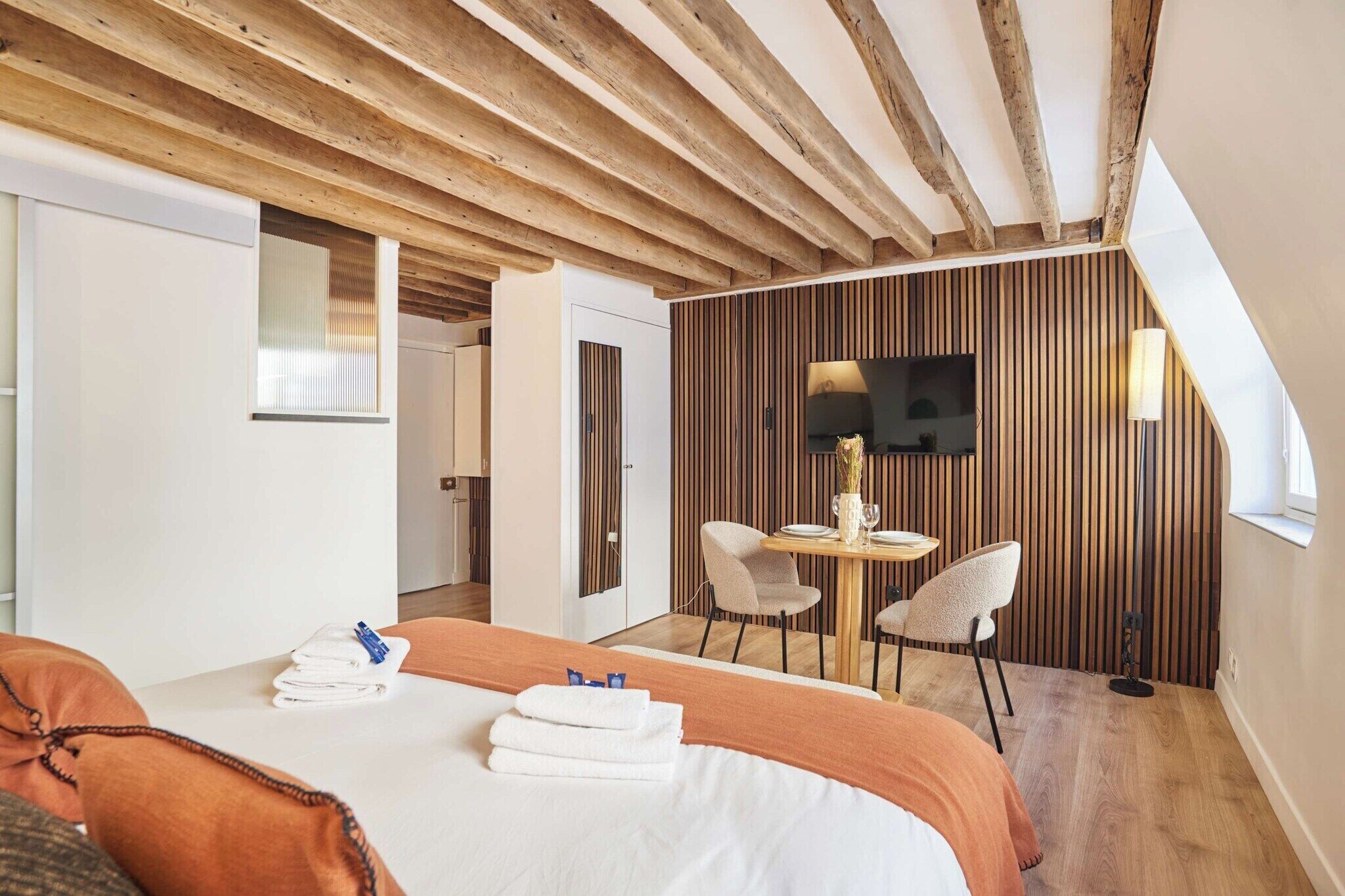 Escritorio, tabla de planchar con plancha, internet y ropa de cama 