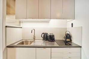 Fridge, stovetop, coffee/tea maker, toaster - Suite Louvre Museum -  Rue Saint Honore (Paris)