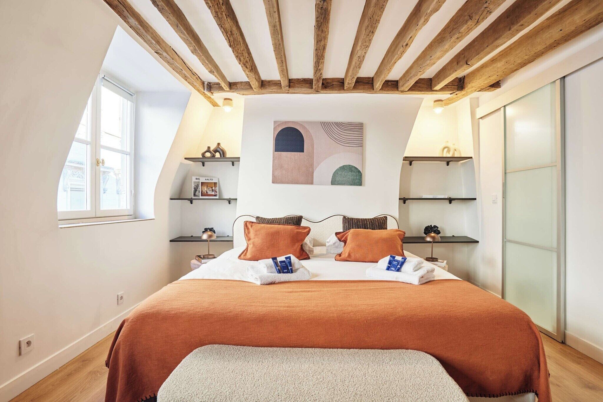 Desk, iron/ironing board, Internet, bed sheets