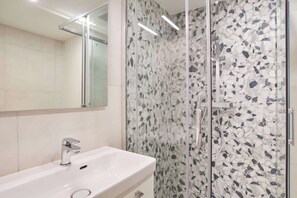 Hair dryer, towels - Suite Louvre Museum -  Rue Saint Honore (Paris)