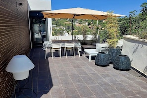 Outdoor dining - Stylish Modern Villa on the Outskirts of Sitges (Olivella)