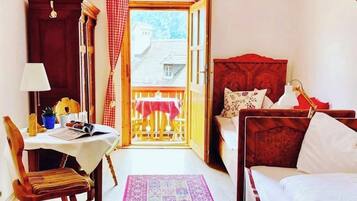 Standard-Zweibettzimmer, Balkon, Seeblick | Kostenloses WLAN, Bettwäsche