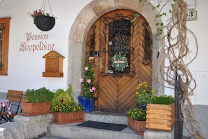 Front of property - Pension Leopoldine (Hallstatt)