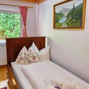 Standard Single Room, 1 Large Twin Bed, Mountain View | Free WiFi, bed sheets - Pension Leopoldine (Hallstatt)