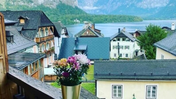 A view of a lakeside village with traditional buildings and a mountain backdrop. - Pension Leopoldine (Hallstatt)