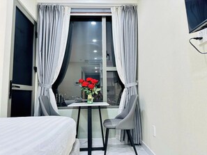 Ropa de cama de alta calidad, colchones con pillow-top y minibar 