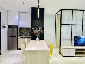 Appartamento Deluxe, balcone | Pasti