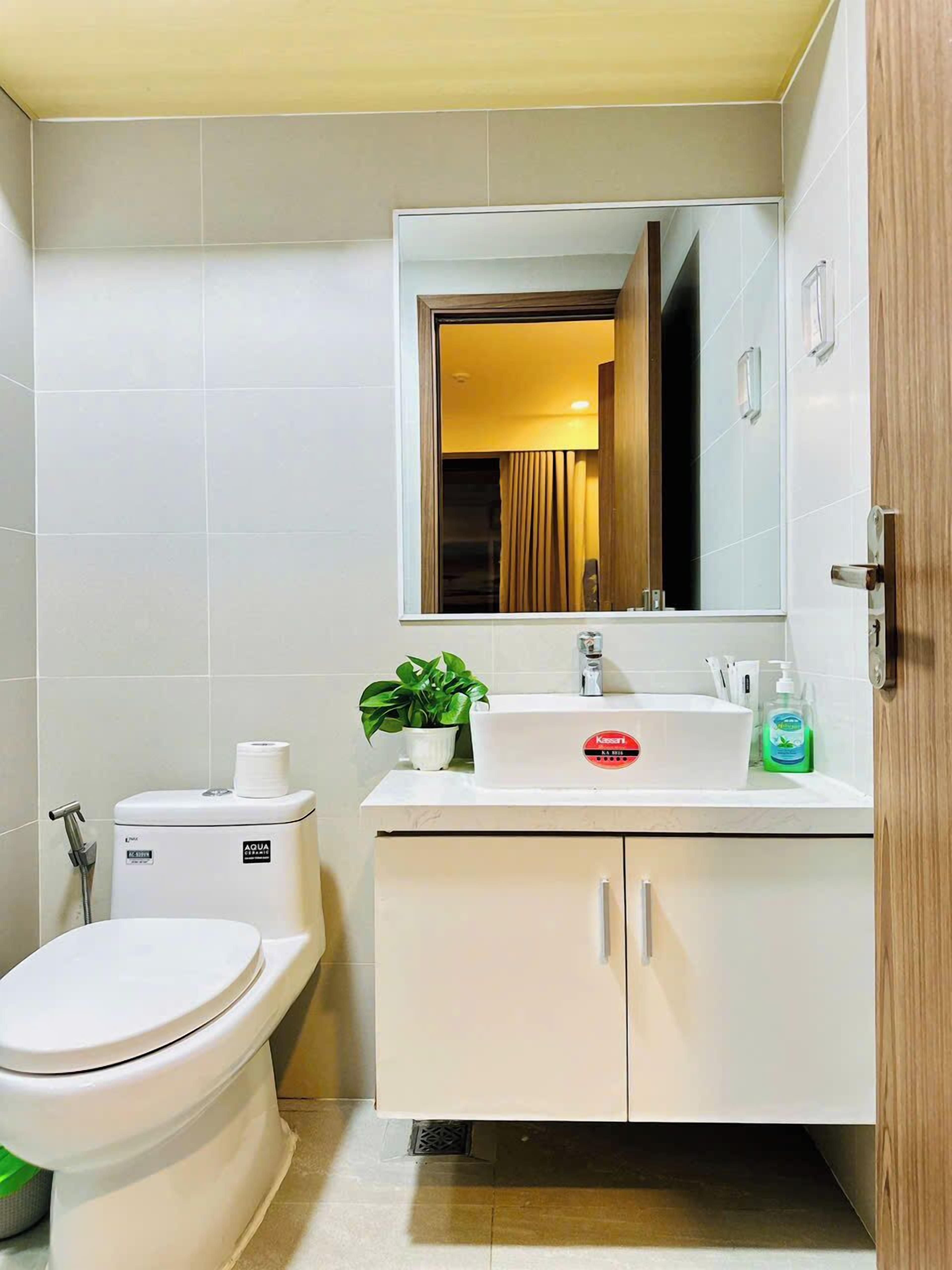 Apartamento familiar, balcón | Baño | Ducha, artículos de higiene personal gratuitos y secador de pelo