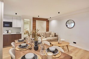 Dining - Charming Parisian apartment AC - Center of Paris (Paris)