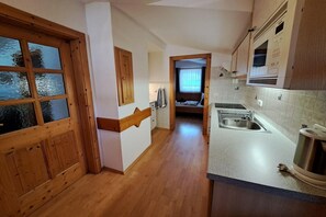 Private kitchen - Apartment with a beautiful view (Neukirchen am Großvenediger)