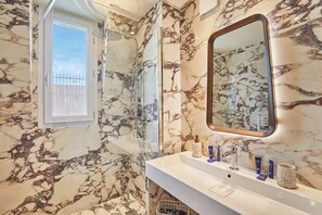Hair dryer, towels - Suite with terrace & AC Paris Heart of the Marais (Paris)