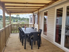 Outdoor dining - Vrbo Property (Lège-Cap-Ferret, France)