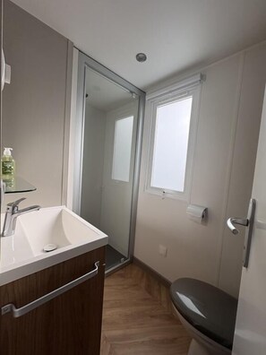 Bathroom - Vrbo Property (Lège-Cap-Ferret, France)
