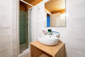 Shower, bidet - Bungalow in the Adriano Family Camping Village (Punta Marina)