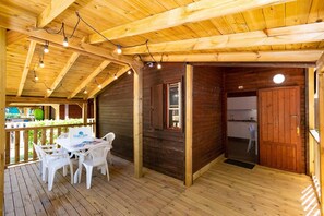 Outdoor dining - Bungalow in the Adriano Family Camping Village (Punta Marina)