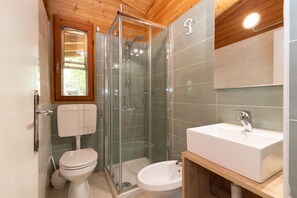 Shower, bidet - Bungalow in the Adriano Family Camping Village (Punta Marina)