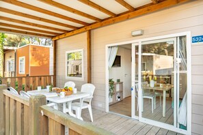 Outdoor dining - Mobile Home in the Adriano Family Camping Village (Punta Marina)