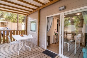 Outdoor dining - Mobile Home in the Adriano Family Camping Village (Punta Marina)