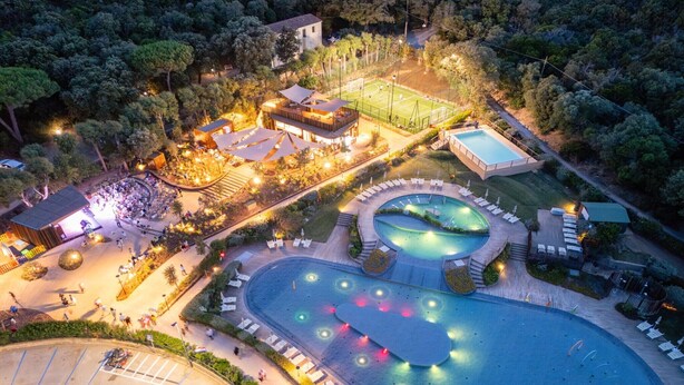 Oversigtsbillede af et resort med swimmingpool, tennisbane og restaurantområde.