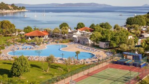 A resort with a large swimming pool, tennis courts, and a view of the sea. - Mobile home in Rabac with shared pool (Rabac)