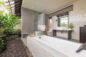 Shower, jetted tub, hair dryer, bidet - Peacefully, 3 Bedroom Villa in Seminyak (Seminyak)