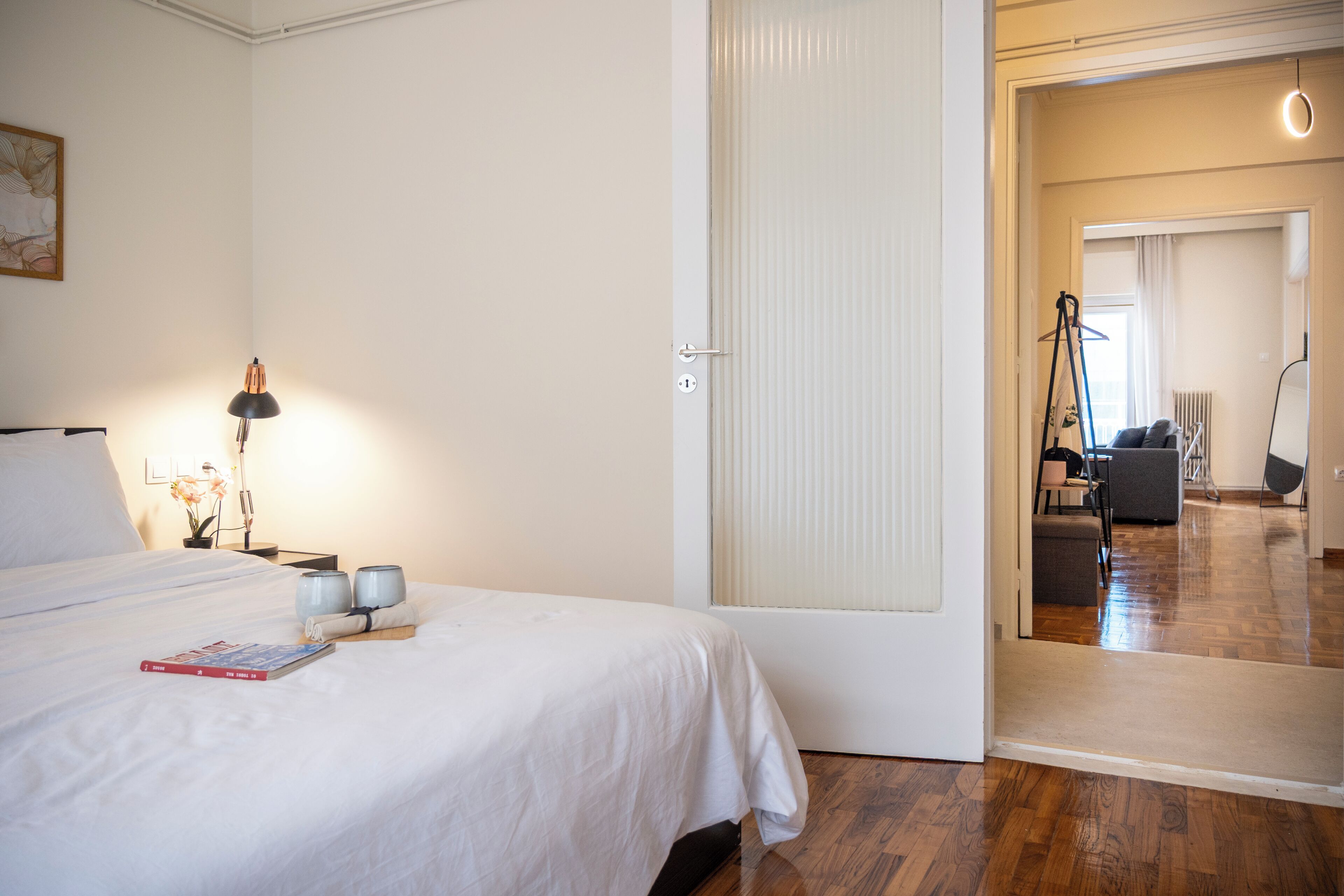 2 habitaciones, tabla de planchar con plancha y cuna de viaje 