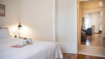 2 habitaciones, tabla de planchar con plancha y cuna de viaje