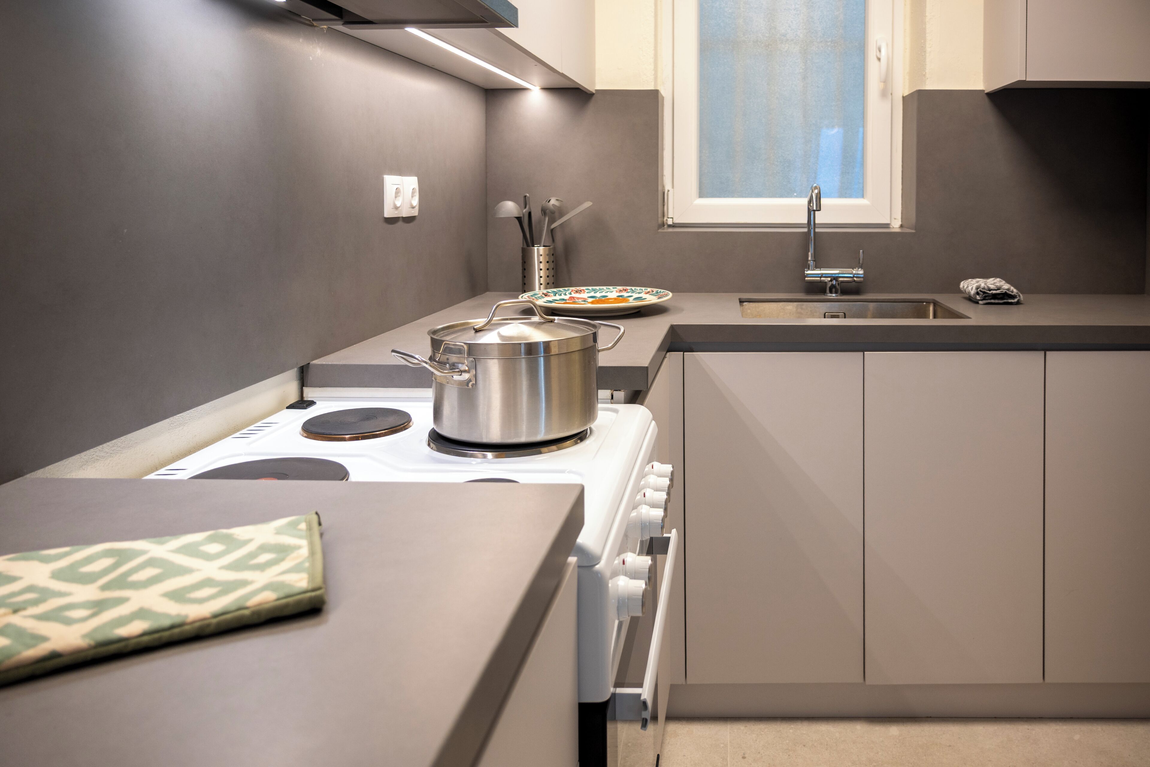 Fridge, oven, stovetop, coffee/tea maker