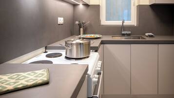Fridge, oven, stovetop, coffee/tea maker