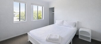 Comfortable modern 3-bedroom house near Westfield | Garage and air conditioning