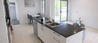 Comfortable modern 3-bedroom house near Westfield | Garage and air conditioning