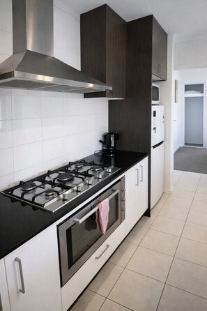 Private kitchen - Comfortable modern 3-bedroom house near Westfield | Garage and air conditioning (Coomera)